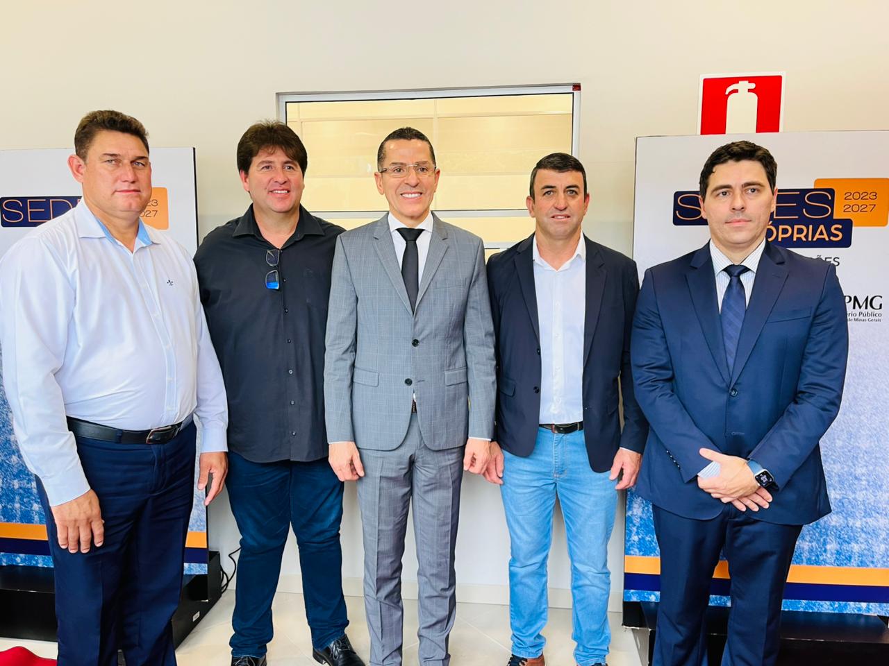 🤝🏛️ A Câmara de Vereadores, segue firme no compromisso de fortalecer o diálogo e a união entre todos os poderes, sempre pensando em mais avanços para a nossa cidade e para a população. 

✅A presença da Câmara, na tarde desta quarta, 04/02, na inauguração da nova sede do Ministério Público em Camanducaia simboliza exatamente isso: parceria, respeito institucional e trabalho conjunto para que as decisões cheguem mais rápido e com mais qualidade a quem realmente importa: Você, cidadão camanducaiense.

😉A atual Presidência da Câmara reforça, com ações e presença, a busca constante por melhorias e pelo fortalecimento dos laços entre o Legislativo, o Judiciário e o Executivo. Quando os poderes caminham juntos, quem ganha é o município: mais diálogo, mais eficiência e mais resultados para a população.

⭐Representando o Legislativo, o Presidente da Câmara, Edivaldo "Eidi" e o Assessor Jurídico Murilo Vieira, estiveram ao lado de importantes autoridades, como o Procurador-Geral de Justiça de Minas Gerais Dr. Paulo de Tarso, o Promotor de Justiça de Camanducaia Dr. Rodrigo Puzzi, o Juiz da nossa Comarca Dr. Pedro Eduardo Kakitani, a Defensora Pública Ludimilla Fanuchi, o Presidente da OAB – 56ª Subseção de Camanducaia, Sr. Luiz Carlos, além do Prefeito de Camanducaia, Rodrigão, do Prefeito de Itapeva/MG, Daniel Couto, e diversas lideranças de toda a região.

😉 Nossos Vereadores seguem trabalhando com responsabilidade, união e compromisso com o futuro de Camanducaia. 

🤝 Câmara Municipal de Camanducaia. Sua Voz, Nossa Ação. 

#CamaraCamanducaia #SuaVozNossaAção #MinistérioPúblico