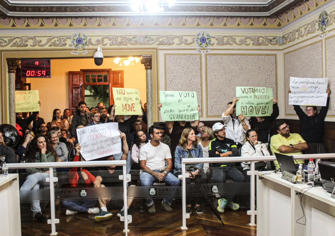 ⭐ 1ª REUNIÃO ORDINÁRIA DO ANO!

O Presidente Edivaldo (Eidi), se reúne com o Vice-Presidente Leandro do Jaguary e os Vereadores Reginaldo Oliveira (1ºSecretário), Rodrigo Messias (2°Secretário), Ailton Sousa (Líder de Governo), Dú de Monte Verde, Gilmar Pereira, Shirley Andrade, Serginho Vargas Junior, Silvinho da Loja e Valdir Donizetti na noite de quinta (05/02), para apresentar diversos projetos importantes que entraram para futura votação.

✅📃 ENTRADA DE PROJETOS DE LEI:

Nº 262/2026 - “Altera a Lei Complementar nº 176/2023 “Sobre o Plano de Cargos, Carreiras e Vencimentos dos Servidores Públicos.”

Nº 263/2026 - “Altera o art. 12, da Lei Complementar nº 182/2023, “Sobre as funções públicas de Agentes Comunitários de Saúde e Agentes do Combate às Endemias".

Nº 3.018/2026 - “Dispõe sobre a prestação do serviço de acolhimento dos idosos institucionalizados na extinta Fundação Santa Terezinha.”

Nº 3.015/2026 – “Altera dispositivo da Lei nº 2.837, de 23 de dezembro de 2025, sobre a implantação de sistema de estacionamento público para permanência de ônibus e veículos de transporte de passageiros.”

Nº 3.016/2026 – “Prevenção e repressão aos maus-tratos contra animais no Município, estabelece infrações e sanções administrativas.”

Nº 197/2026 – “Altera o vencimento do cargo em comissão de Assessor de Diretoria.”

Nº 3.017/2026 – “Fixa o vencimento do cargo em comissão de Assessor de Diretoria.”

Nº 3.019/2026 – “Dispõe sobre a obrigatoriedade de implantação de sistema individual de tratamento de esgoto sanitário em edificações residenciais unifamiliares não atendidas por rede pública de esgotamento sanitário.”

Nº 261/2026 - “Altera dispositivos do Código Tributário Municipal para permitir a cobrança proporcional da Taxa de Licença para Localização, Instalação e Funcionamento, e da Taxa de Licença Sanitária.”

📢 Na Tribuna Livre tivemos o Sr. Dr Augusto (MOVE), Assunto: Taxa de cobrança dos veículos de turismo em Monte Verde e o Sr. Kléber, Assunto: Estrada do Bairro Ribeirão Bonito.  

📱ASSISTA AGORA NA INTEGRA:https://www.facebook.com/share

🤝Câmara Municipal de Camanducaia. Sua Voz, Nossa Ação!

#CamaraCamanducaia #SuaVozNossaAção #reuniãoordinária
