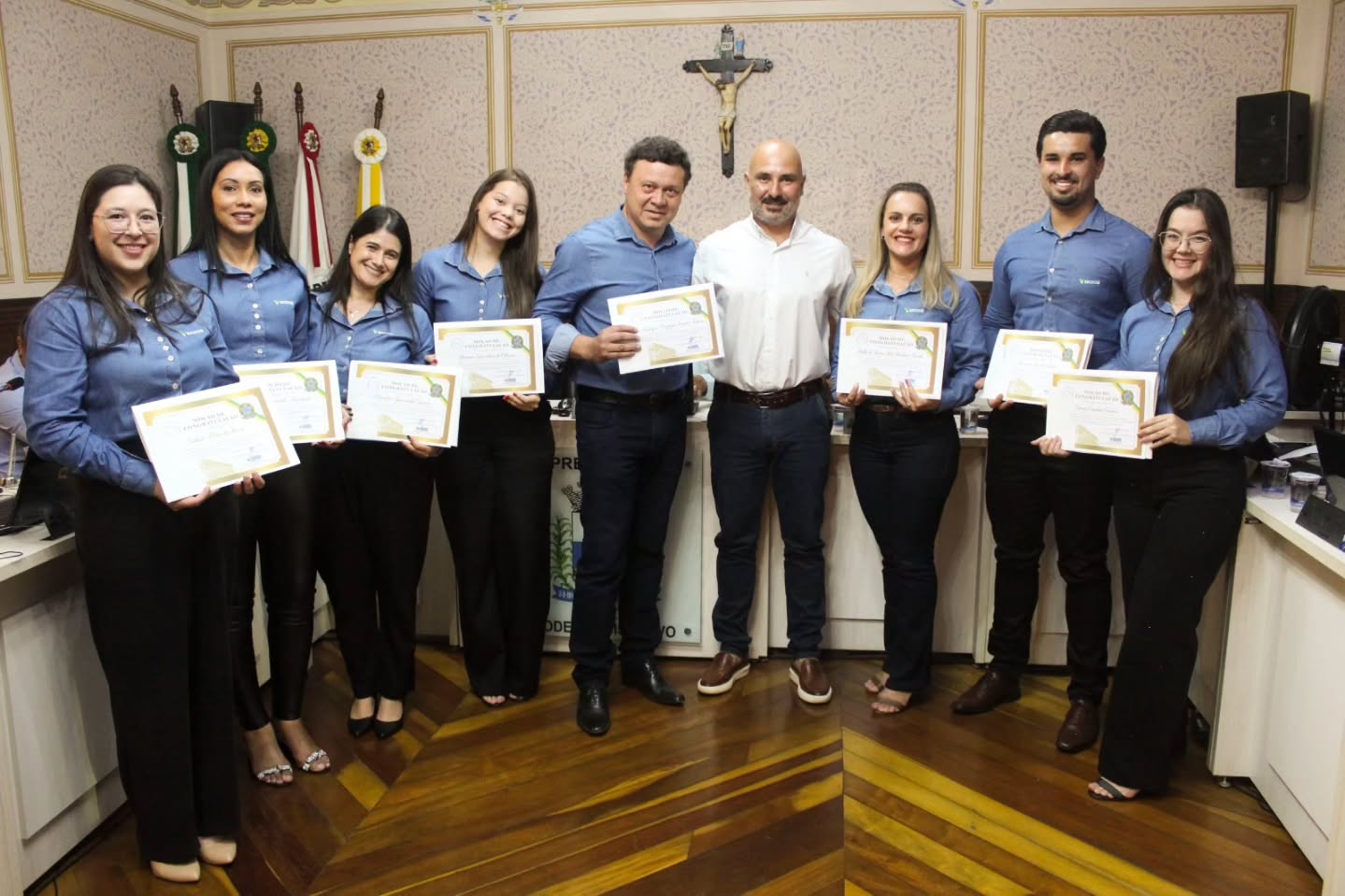 ⭐ 2ª REUNIÃO ORDINÁRIA DO ANO!

O  Vice-Presidente Leandro do Jaguary se reúne com os Vereadores Reginaldo Oliveira (1ºSecretário), Rodrigo Messias (2°Secretário), Ailton Sousa (Líder de Governo), Dú de Monte Verde, Gilmar Pereira, Shirley Andrade, Serginho Vargas Junior, Silvinho da Loja e Valdir Donizetti na noite de quinta (19/02), para analisar e votar diversos projetos importantes para o povo camanducaiense. 

📃 PROJETOS DE LEI:

✅ PROJETO DE LEI COMPLEMENTAR Nº 262/2026 - “Altera a Lei Complementar nº 176/2023 que “Dispõe sobre o Plano de Cargos, Carreiras e Vencimentos dos Servidores Públicos.” APROVADO

✅ PROJETO DE LEI COMPLEMENTAR Nº 263/2026 - “Altera o art. 12, da Lei Complementar nº 182/2023, que “Dispõe sobre as funções públicas de Agentes Comunitários de Saúde e Agentes do Combate às Endemias”. APROVADO

✅ PROJETO DE RESOLUÇÃO Nº 197/2026 – “Altera o vencimento do cargo em comissão de Assessor de Diretoria, constante do Anexo 2 da Resolução nº 171/2025.” APROVADO

✅ PROJETO DE LEI ORDINÁRIA Nº 3.017/2026 – “Fixa o vencimento do cargo em comissão de Assessor de Diretoria.” APROVADO

🎖️ Ainda nesta reunião, foi concedida Moções de Congratulação para:

⭐ Carlos Henrique, Claudeis, Dalila, Emerson, Isabele, Vitoria, Jocimara e Yasmin em reconhecimento pelos brilhantes serviços prestados na área social, e econômica no nosso município pelo time Sicoob Credivass Camanducaia, apresentadas pelo Vereador Serginho.

📢 Na Tribuna Livre tivemos  Ana Paula Carvalho. , Assunto: Lei nº 2.827/2025 – Taxa de cobrança dos veículos de transporte de passageiro com fins turísticos. 

📱 ASSISTA AGORA NA INTEGRA: https://www.facebook.com/share/v/1Bswp7dS6F/

🤝 Câmara Municipal de Camanducaia. Sua Voz, Nossa Ação!

#CamaraCamanducaia #SuaVozNossaAção #reuniãoordinária
