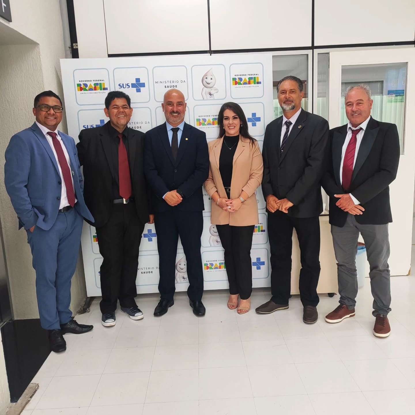 📍 Último dia de agenda em Brasília com muito trabalho e compromisso por Camanducaia!

A Câmara encerra mais uma importante missão na capital federal com reuniões estratégicas em ministérios que impactam diretamente a vida da nossa população.

🏥 Saúde em primeiro lugar!

A comitiva esteve no Ministério da Saúde. Um dos principais focos foi a ampliação e melhoria dos serviços de saúde bucal, garantindo mais acesso, prevenção e qualidade no atendimento à nossa população.

🚜 Mais estrutura para nossas estradas rurais!

Encerrando a agenda, os vereadores estiveram no Ministério da Agricultura, reivindicando o envio de novos equipamentos como tratores, patrolas e caminhões para reforçar a manutenção das estradas rurais.

🧑‍🌾👩🏼‍🌾 Camanducaia possui uma das maiores extensões de estradas de terra de toda a região Sul de Minas. Sabemos da importância dessas vias para moradores, produtores rurais, trabalhadores e também para o turismo, que é uma das forças da nossa economia. 

Mais equipamentos significam mais agilidade na manutenção, mais segurança no transporte e mais qualidade de vida para todos.

🤝 Por que essas viagens são tão importantes?

✅ Ir a Brasília é buscar recursos onde as decisões e os investimentos acontecem. É  criar parcerias e garantir que Camanducaia não fique para trás. Cada reunião é uma oportunidade de abrir portas e trazer melhorias concretas para a nossa população.

 😉 A Câmara segue firme no compromisso de trabalhar por uma Camanducaia cada vez melhor, com mais desenvolvimento, mais estrutura e mais cuidado com os Camanducaienses 

✅ Estiveram presentes o Vice-Presidente Leandro do Jaguary e os Vereadores Reginaldo Oliveira (1º Secretário), Ailton Sousa (Líder de Governo), Dú de Monte Verde, Serginho Vargas Junior e Shirley Andrade

🤝 Câmara Municipal de Camanducaia. Sua Voz, Nossa Ação!

#CamaraCamanducaia #SuaVozNossaAção #BuscandoRecursos #Camanducaiaqueprospera