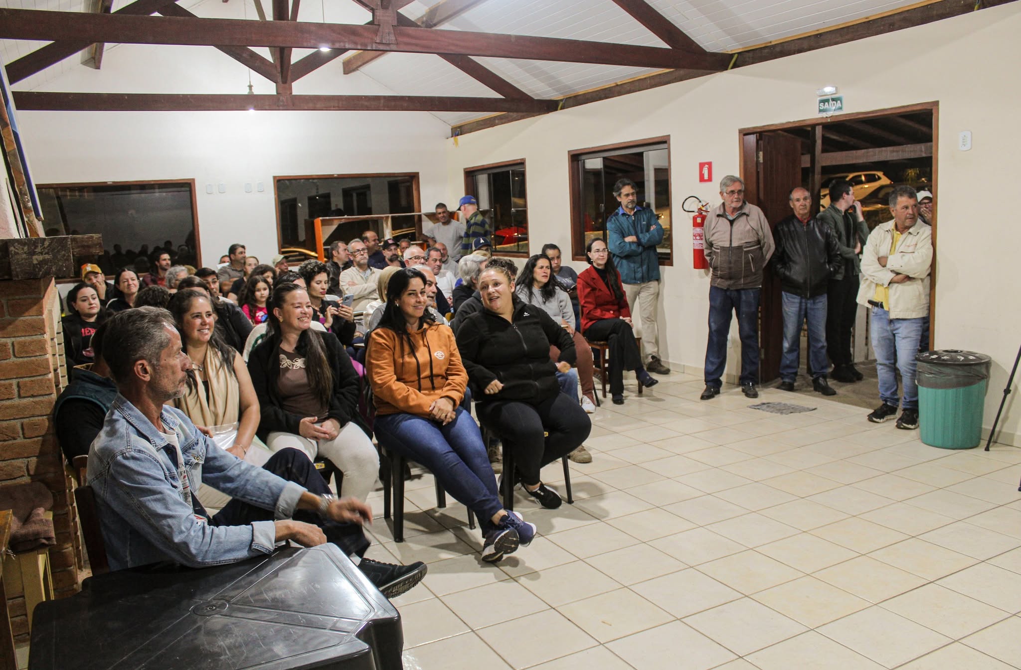 🌲🚎🚐 AUDIÊNCIA PÚBLICA DA TAXA DE VEÍCULOS TURÍSTICOS EM MONTE VERDE!

Na noite de quarta-feira 04/03, a Câmara esteve presente no distrito de Monte Verde para a realização de uma importante Audiência Pública com moradores, empresários e representantes da comunidade local.

✅ O encontro teve como objetivo ouvir a população sobre o aumento da taxa de veículos turísticos cobrada no distrito. Durante a audiência, diversos moradores e empresários se manifestaram, destacando que os valores atualmente praticados têm se tornado inviáveis para o turismo e para a economia local, solicitando uma revisão da taxa.

👏 Os Vereadores presentes reforçaram o compromisso com o diálogo e fizeram questão de garantir espaço para que todos que quisessem pudessem se pronunciar. A participação da comunidade foi fundamental para mostrar a importância do tema e trazer diferentes pontos de vista.

🤝 Ao final, os vereadores se comprometeram a buscar a solução de acordo com o anseio dos presentes. 

😉 Os nossos Vereadores seguem trabalhando com transparência, escuta e participação popular, porque ouvir a comunidade é essencial para construir decisões melhores para todos.

🤝 Câmara Municipal de Camanducaia. Sua Voz, Nossa Ação!

#CamaraCamanducaia #SuaVozNossaAção #AudiênciaPública