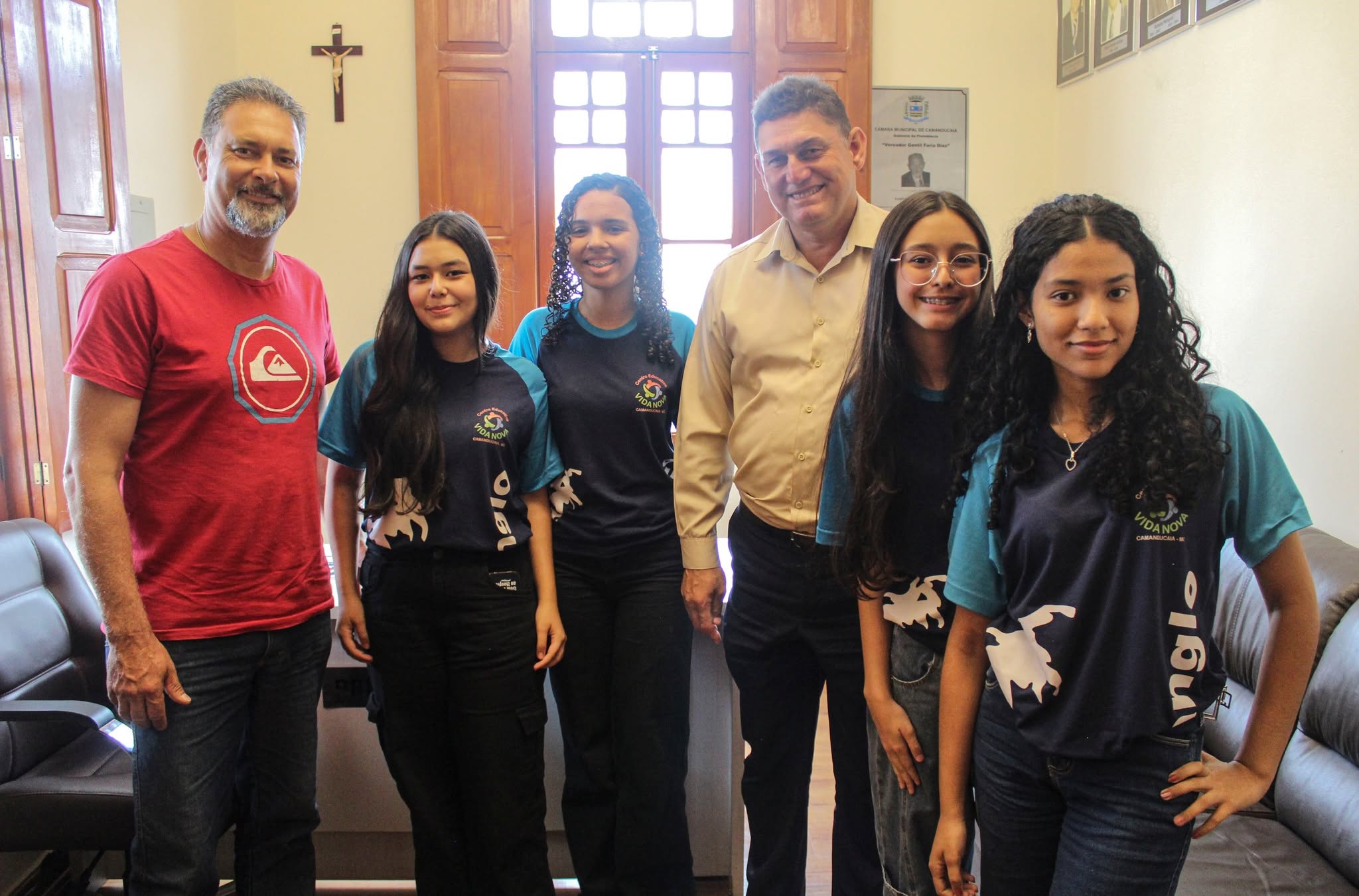 📚💧 Educação, cidadania e participação na prática!

A Câmara teve a alegria de receber as alunas Lívia Cazzo, Lívia Pires, Safira Carvalho e Lohany Alves, do 1º Ano do  @centroeducativovidanova , que estiveram na Casa de Leis para realizar uma entrevista especial com o Presidente da Câmara, Edivaldo "Eidi", e o Vice-Presidente, Leandro do Jaguary.

A visita fez parte de um trabalho escolar sobre o papel da Câmara Municipal na fiscalização do saneamento básico no município e na preservação das nossas águas, um tema de grande importância para o presente e o futuro da nossa cidade. 🌿💦

📄Durante o encontro, os vereadores foram muito atenciosos, respondendo todas as perguntas das estudantes e explicando de forma clara como o Poder Legislativo atua, fiscaliza e trabalha em prol da população de Camanducaia.

Momentos como esse mostram o quanto é importante aproximar os jovens da política e da cidadania, incentivando desde cedo o interesse pelo funcionamento das instituições públicas. 👏

😉A Câmara de Vereadores está sempre de portas abertas para todas as escolas do nosso município e fica muito feliz em receber alunos que buscam aprender mais sobre a nossa cidade e sobre o papel do Legislativo.

⭐Nosso agradecimento especial às alunas Lívia Cazzo, Lívia Pires, Safira Carvalho e Lohany Alves e ao Centro Educativo Vida Nova pela iniciativa e pelo interesse em conhecer de perto o trabalho realizado na Câmara.

📍 Aproveitamos também para convidar outras escolas do município a realizarem visitas ao Monumento Histórico Benedito Silva Santos, sede da Câmara Municipal e um dos prédios históricos tombados mais lindos ainda em atividade em Minas Gerais.

As portas da Casa do Povo estão abertas para vocês!

🤝Câmara Municipal de Camanducaia. Sua Voz, Nossa Ação!

#CamaraCamanducaia #SuaVozNossaAção #EducaçãoECidadania #JuventudeParticipativa #CentroEducativoVidaNova