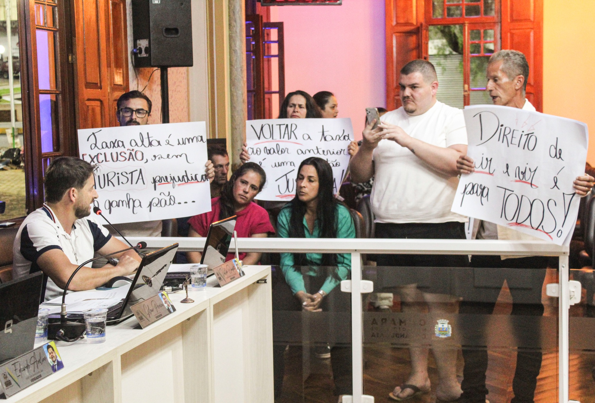 ⭐ 3ª REUNIÃO ORDINÁRIA DO ANO!

O Presidente Edivaldo (Eidi), se reúne com o Vice-Presidente Leandro do Jaguary e os Vereadores Reginaldo Oliveira (1ºSecretário), Rodrigo Messias (2°Secretário), Ailton Sousa (Líder de Governo), Dú de Monte Verde, Gilmar Pereira, Shirley Andrade, Serginho Vargas Junior, Silvinho da Loja e Valdir Donizetti na noite de quinta (05/03) , para analisar e votar diversos projetos importantes para o povo camanducaiense. 

📲 ASSISTA AGORA: https://www.facebook.com/share/v/1DkonfkMyv/ 

📄 PROJETOS DE LEI:

✅ PROJETO DE LEI ORDINÁRIA Nº 3016/2026 – “ Sobre a prevenção e repressão aos maus-tratos contra animais no âmbito do Município, estabelece infrações e  sanções administrativas específicas.” APROVADO
 
✅ PROJETO DE LEI ORDINÁRIA nº 3018/2026 – “ Dispõe sobre a  prestação do serviço de acolhimento dos idosos institucionalizados na extinta Fundação Santa Terezinha.” APROVADO
 
✅ PROJETO DE LEI ORDINÁRIA Nº 3.020/2026 – “Dispõe sobre a abertura de credito adicional especial no orçamento.” APROVADO
 
✅ PROJETO DE LEI ORDINÁRIA Nº 3.021/2026 – “Dispõe sobre a abertura de credito adicional suplementar no orçamento vigente.” APROVADO

📢 Na Tribuna Livre tivemos Ana Paula Carvalho. , Assunto: Lei nº 2.827/2025 – Taxa de cobrança dos veículos de transporte de passageiro com fins turísticos. 

🤝 Câmara Municipal de Camanducaia. Sua Voz, Nossa Ação!

#CamaraCamanducaia #SuaVozNossaAção #3reuniãoordinária