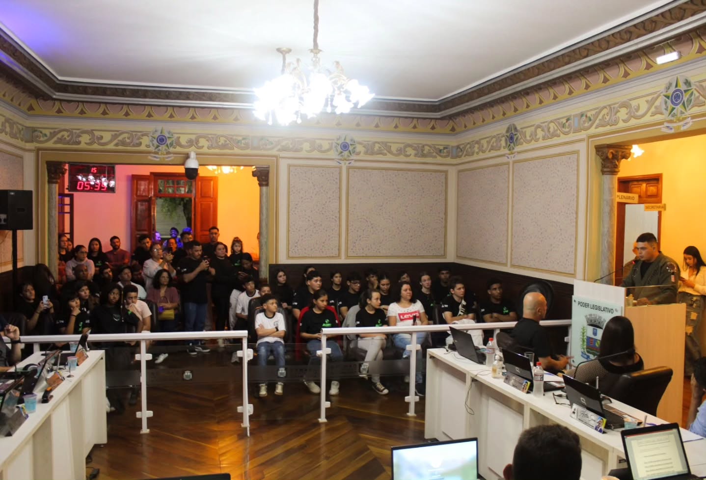 ⭐ 4ª REUNIÃO ORDINÁRIA DO ANO!

O Presidente Edivaldo (Eidi), se reúne com o Vice-Presidente Leandro do Jaguary e os Vereadores Reginaldo Oliveira (1ºSecretário), Rodrigo Messias (2°Secretário), Ailton Sousa (Líder de Governo), Dú de Monte Verde, Gilmar Pereira, Shirley Andrade, Serginho Vargas Junior, Silvinho da Loja e Valdir Donizetti na noite de quinta (19/03) , para analisar e votar diversos projetos importantes para o povo camanducaiense. 

ASSISTA AGORA NA INTEGRA: https://www.facebook.com/share/v/14FQZAyCpj8/

PROJETOS DE LEI:

✅ Nº 3.023/2026 – “Dispõe sobre a abertura de credito adicional em conformidade com os dispostos nos art. 42 e 43 da Lei 4.320/64, c/c art. 167, inciso 5 da Constituição.” APROVADO
 
✅  Nº 3024/2026 – “ Dá denominação ao conglomerado de casas no Bairro Paiol Grande de Baixo, e dá outras providências “ APROVADO
 
✅  Nº 3025/2026 – “ Dá denominação  à Estrada Municipal Nossa Senhora da Imaculada Conceição. “ APROVADO
 
✅  Nº 3026/2026 – “ Dá denominação de Estrada Municipal à Estrada Nossa Senhora de Fátima.“ APROVADO
 
✅  Nº 3027/2026 – “ Dá denominação à Estrada Municipal Nossa Senhora Aparecida.“ APROVADO
 
✅  Nº 3028/2026 – “  Dispõe sobre a garantia de vacinação domiciliar  às pessoas acamadas, com deficiência com mobilidade reduzida no Município. “  APROVADO

📣 Na Tribuna Livre tivemos:

🚨 Sr. Paulo, Assunto: Esclarecimento acerca do Projeto de Lei Jiu-jitsu para todos .

🚨 Sr. Raphael Soares Pereira, Assunto: Associado MOVE e o posicionamento da Associação perante a lei de regulamentação dos ônibus 

🤝 Câmara Municipal de Camanducaia. Sua Voz, Nossa Ação!

#CamaraCamanducaia #SuaVozNossaAção #3reuniãoordinária